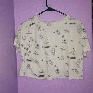 im selling a cute cropped shirt